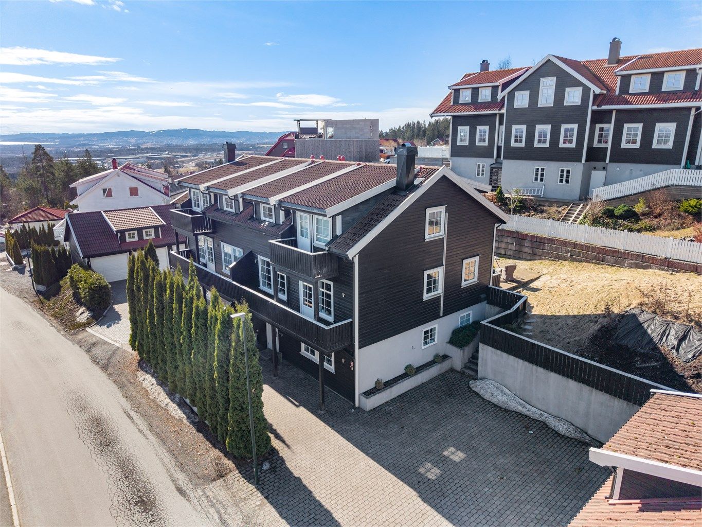 Eiendommen ligger høyt og fritt til på Vardefjellet, et attraktivt og barnevennlig boligområde med flott utsikt over Romerike.