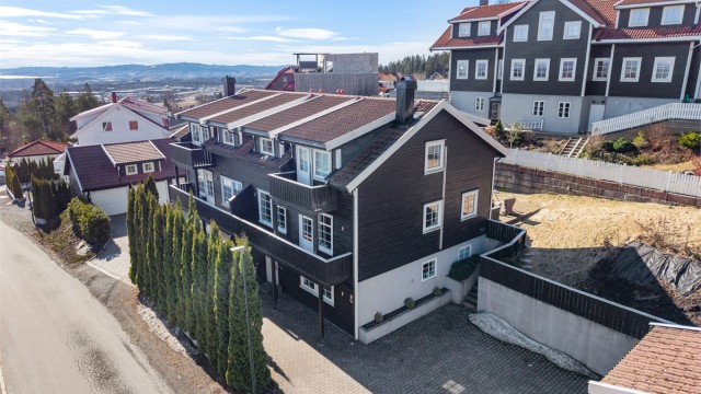 Eiendommen ligger høyt og fritt til på Vardefjellet, et attraktivt og barnevennlig boligområde med flott utsikt over Romerike.