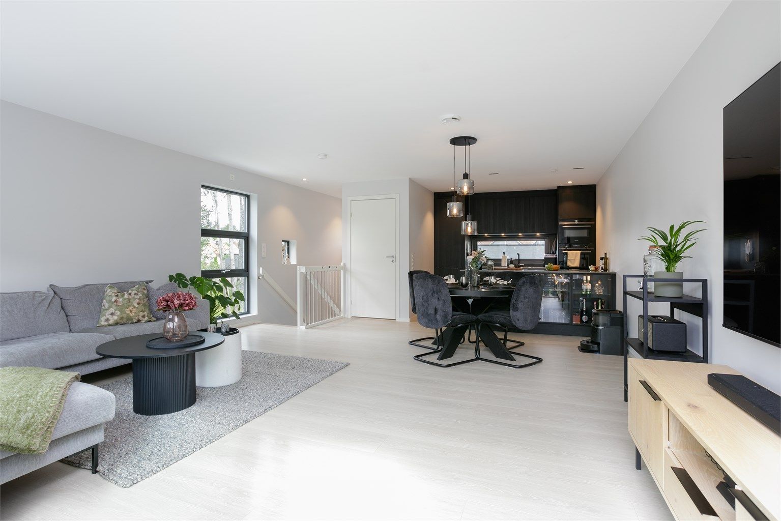 Stue og spisestue i åpen løsning med god plass til både sofagruppe og spisestue