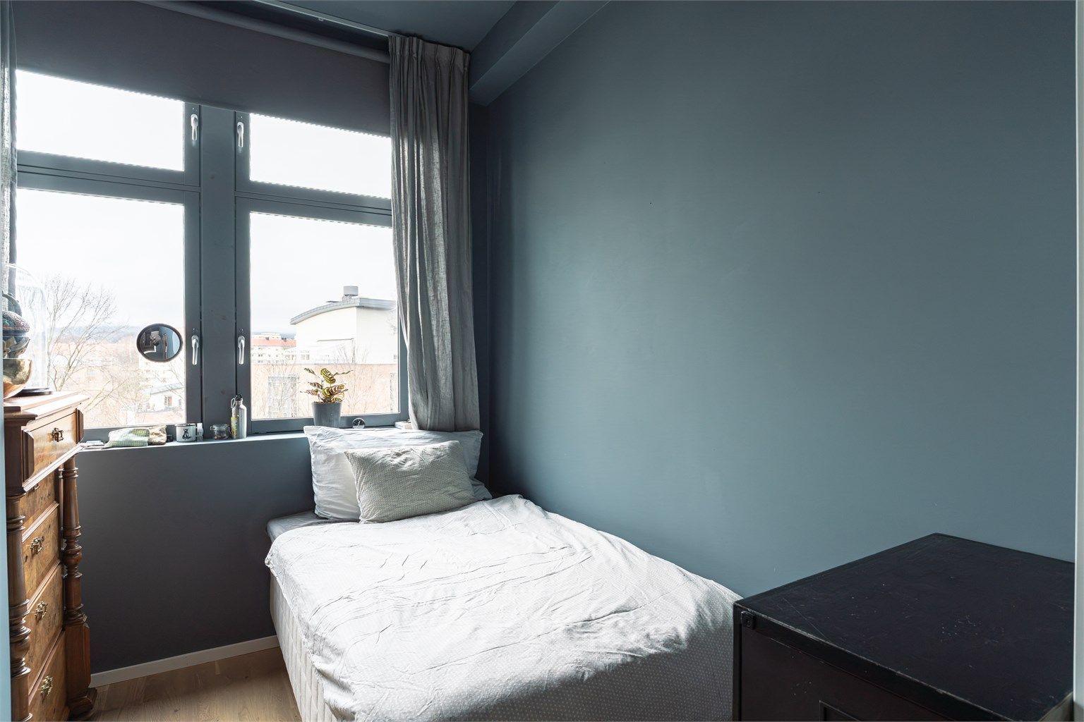 Rommet er malt i en behagelig blåfarge og kan fint benyttes som gjesterom, barnerom eller kontor.