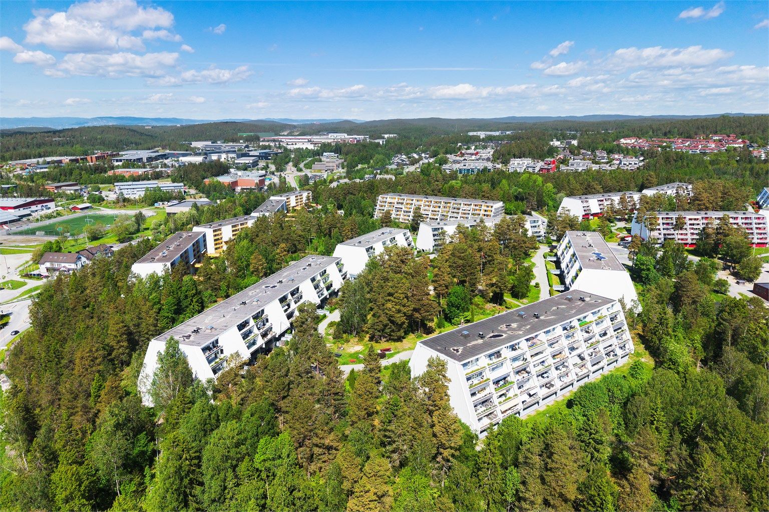 Fra Vevelstadåsen er det gode forbindelser til både Oslo og Ski, samt fine turområder i umiddelbar nærhet.