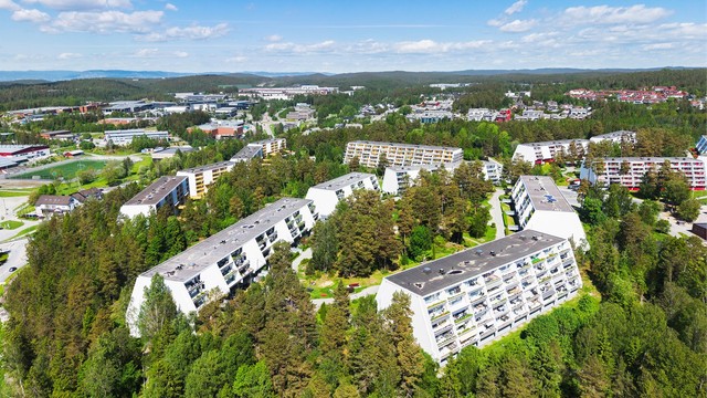 Fra Vevelstadåsen er det gode forbindelser til både Oslo og Ski, samt fine turområder i umiddelbar nærhet.