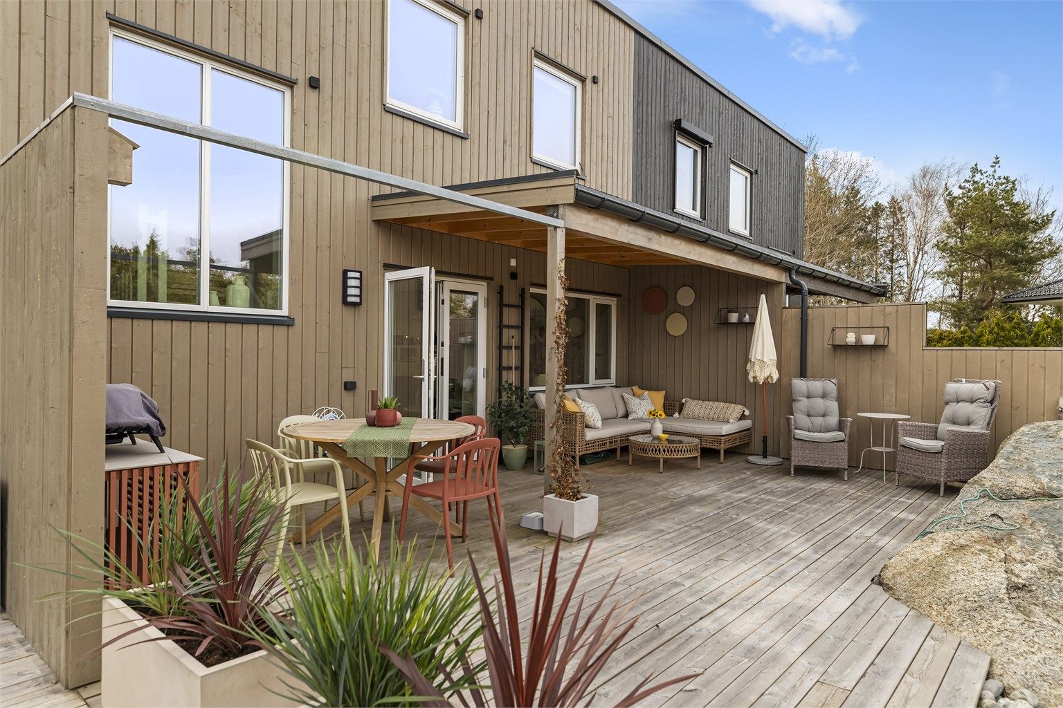 En særdeles fint skjermet terrasse med rikelig uteplass