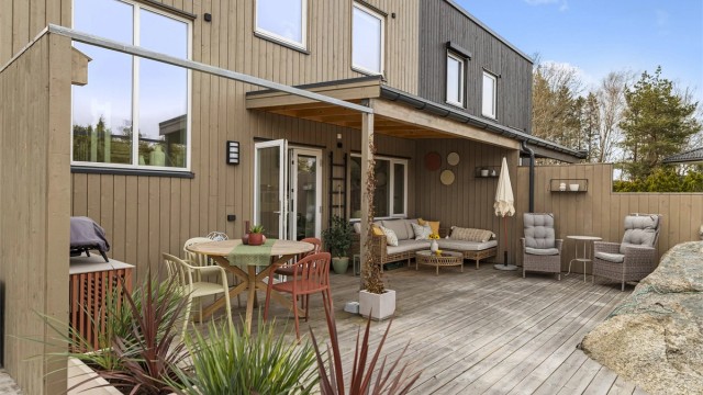 En særdeles fint skjermet terrasse med rikelig uteplass