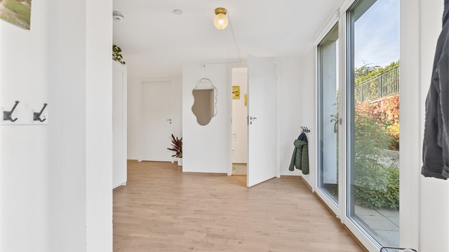Romslig entré med god plass til oppheng for yttertøy og skostativ