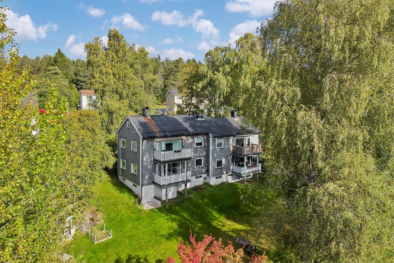 Boligsameiet Hellebo II består av fire boliger med felles gressplen og beplantning.