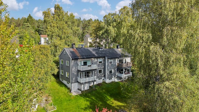 Boligsameiet Hellebo II består av fire boliger med felles gressplen og beplantning.