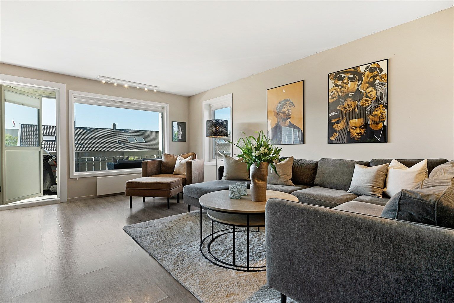 Store vindu som gir en luftig og lys atmosfære - direkte utgang til sørvendt balkong med meget gode solforhold