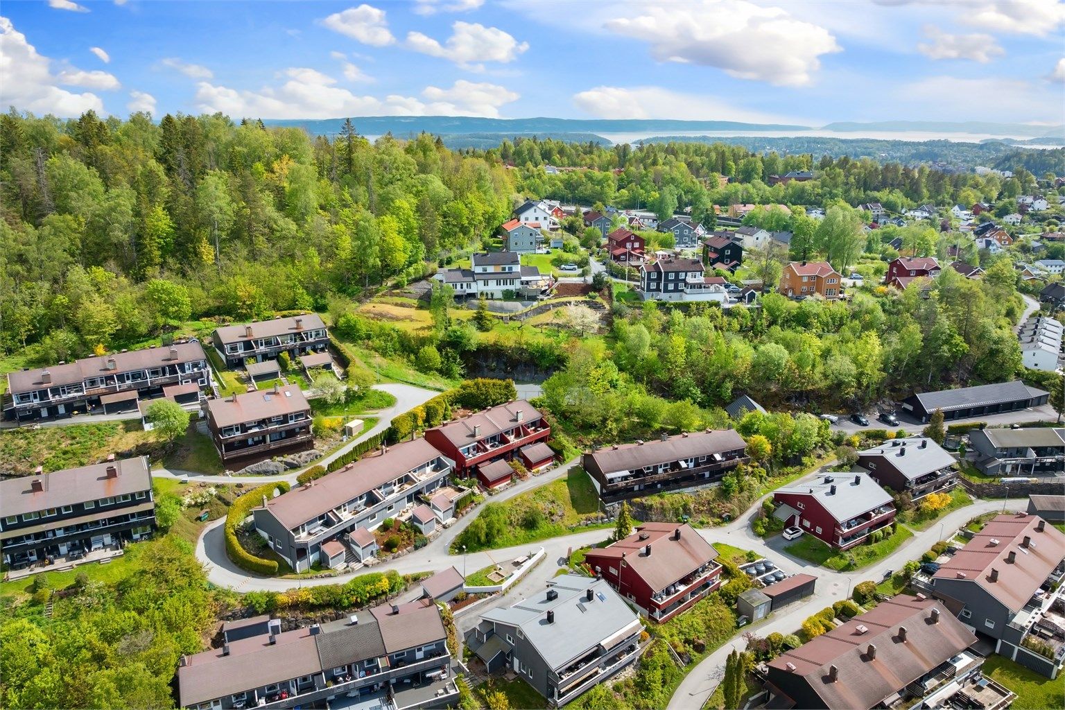 Området byr på kort vei til skoler, barnehager og offentlig kommunikasjon.