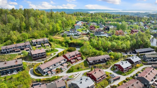 Området byr på kort vei til skoler, barnehager og offentlig kommunikasjon.