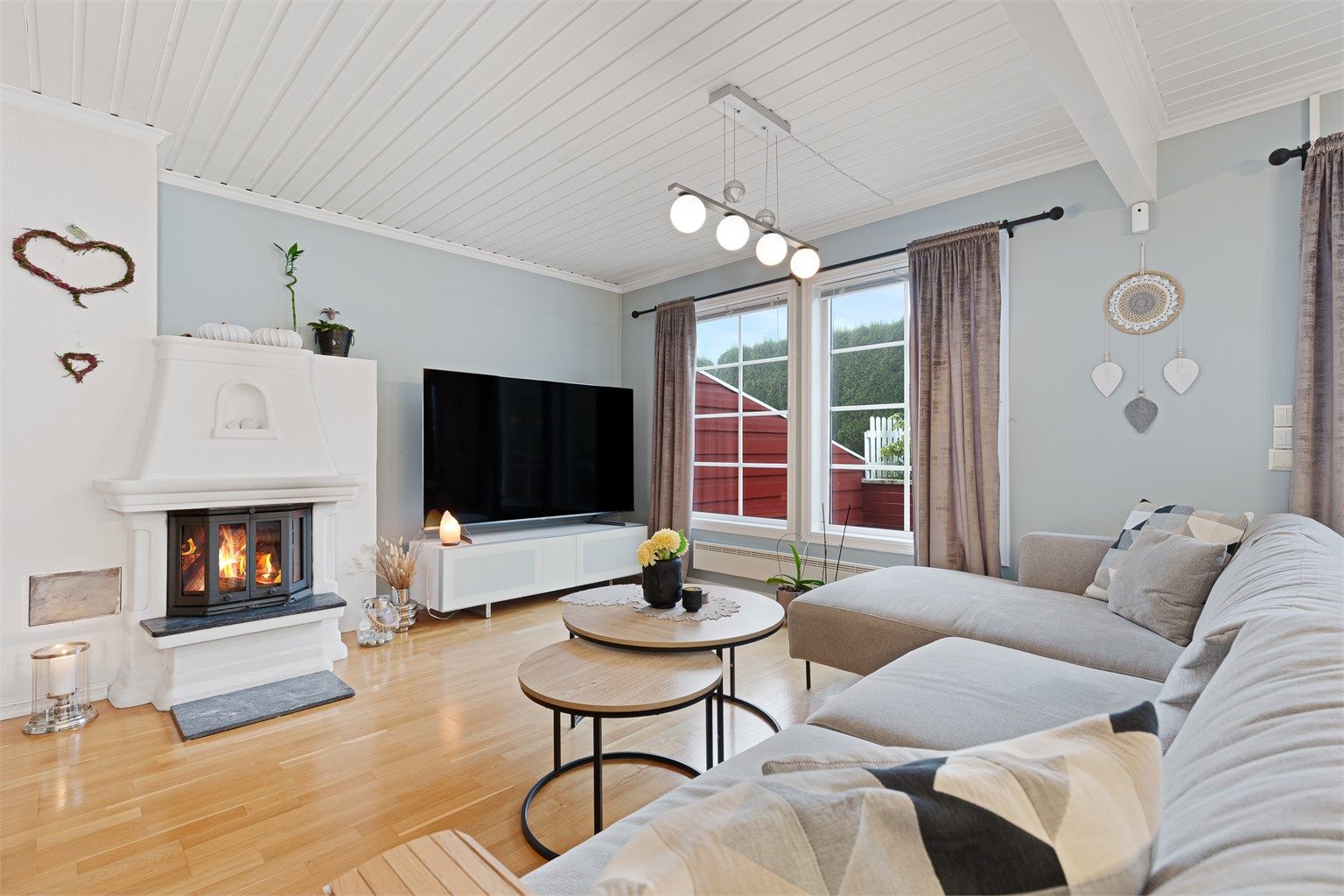 Peisovnen skaper en lun atmosfære og gir god varme på kjølige dager.