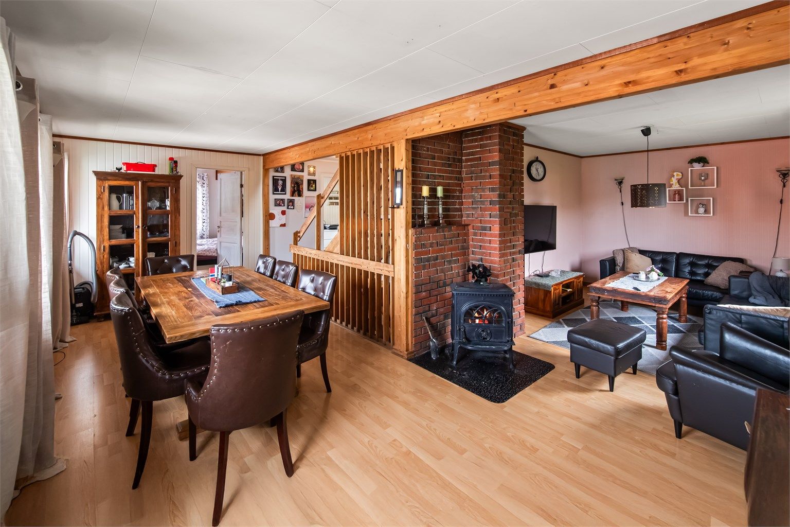 Huset er fint tilpasset en aktiv barnefamilie, da det er rikelig med lagringsplass samt flere gode alternativer til både soverom og tv-stuer i tillegg til flere bad og separat vaskerom.