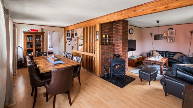 Huset er fint tilpasset en aktiv barnefamilie, da det er rikelig med lagringsplass samt flere gode alternativer til både soverom og tv-stuer i tillegg til flere bad og separat vaskerom.