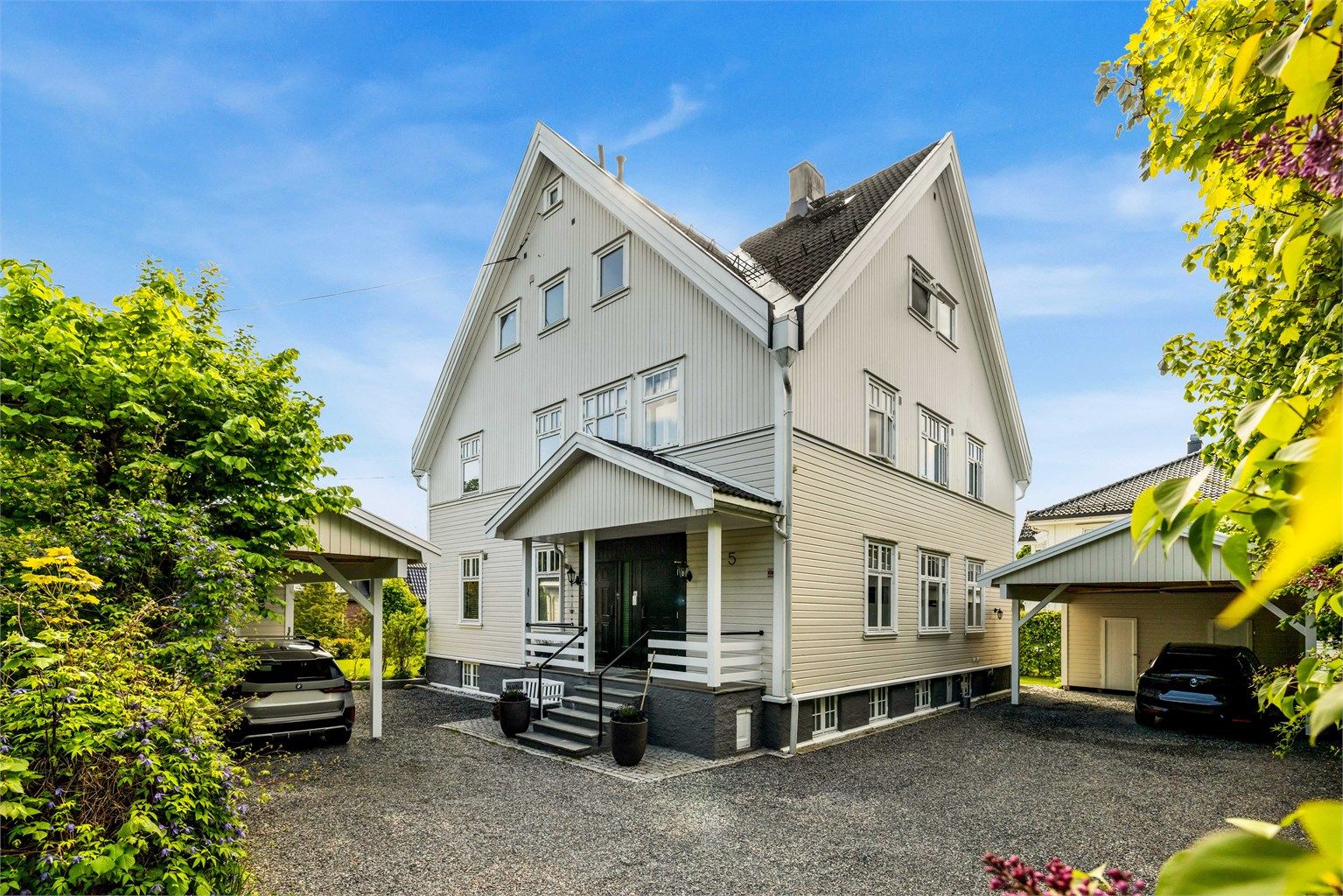 Velholdt villa som inneholder 3 seksjoner. 