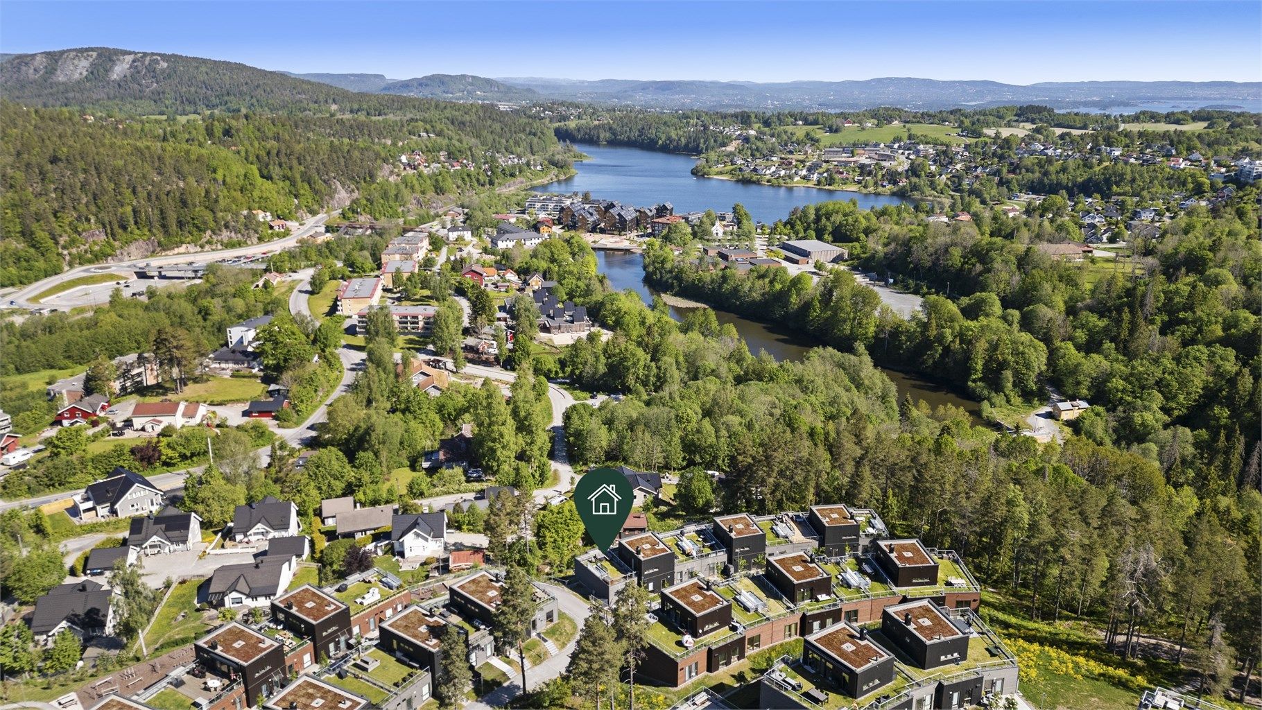 Boligen ligger i et rolig og barnevennlig område med både skole og barnehage i gangavstand.