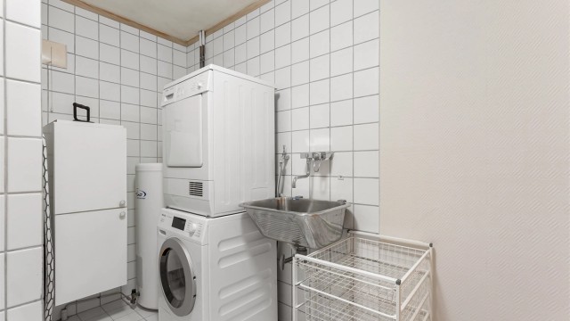 Varmtvannsberederen på 198 liter fra år 2000 er plassert på badet, ved siden av vaskesøylen.