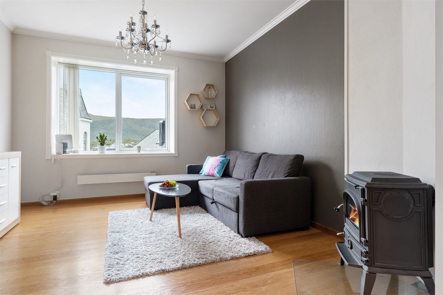 Stuen kan fint møbleres med både sofa og tilhørende sofabord, i tillegg til øvrig møblement