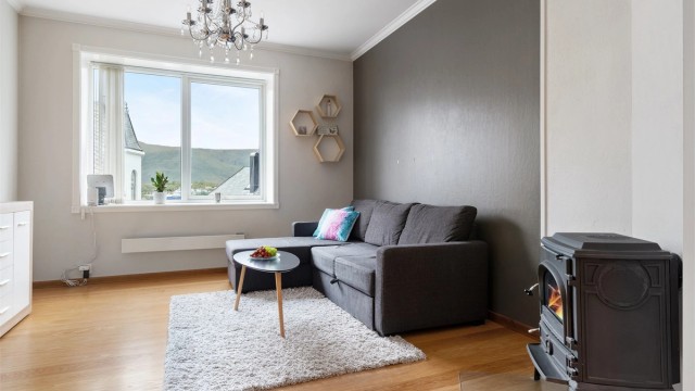 Stuen kan fint møbleres med både sofa og tilhørende sofabord, i tillegg til øvrig møblement