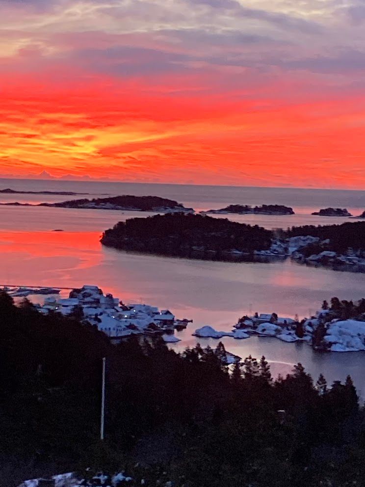 HIMMELSK ER DET er det ved fjorden når soloppgangen byr på litt av et fargespill.