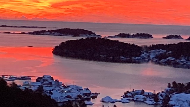 HIMMELSK ER DET er det ved fjorden når soloppgangen byr på litt av et fargespill.