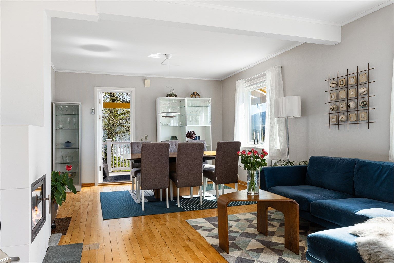 Fra stuen er det utgang til en østvendt, overbygd terrasse.