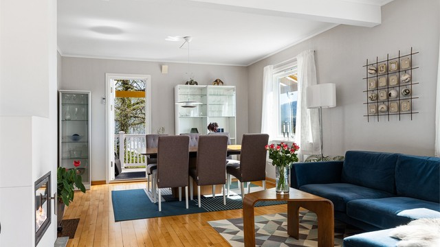 Fra stuen er det utgang til en østvendt, overbygd terrasse.