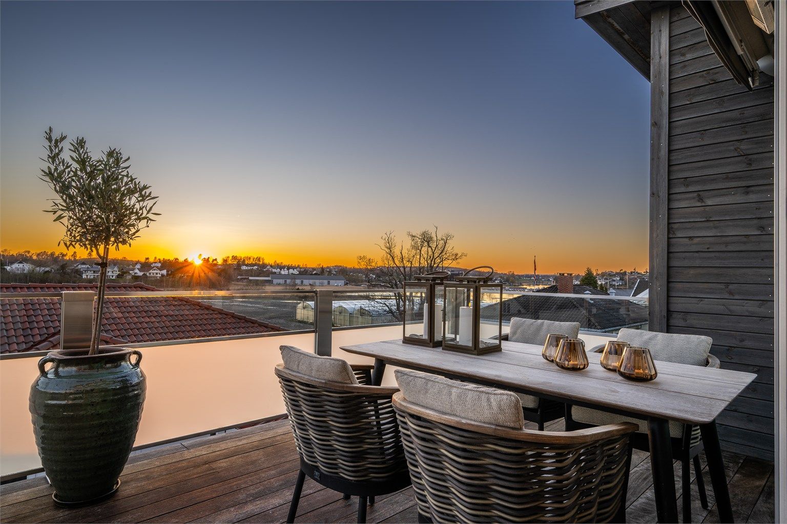 Fra den romslige balkongen har du utsyn mot Slottsfjell. Beliggenheten gir umiddelbar nærhet til sjøen, badeplasser og Tønsbergs ettertraktede skjærgård.