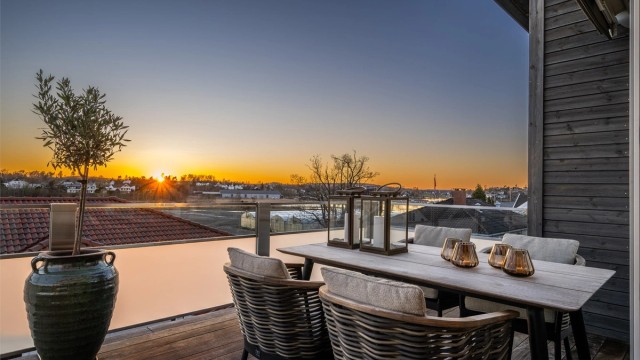 Fra den romslige balkongen har du utsyn mot Slottsfjell. Beliggenheten gir umiddelbar nærhet til sjøen, badeplasser og Tønsbergs ettertraktede skjærgård.