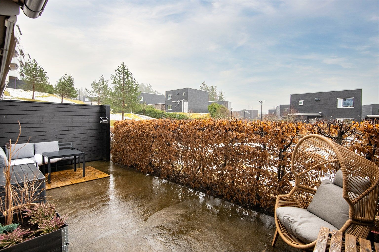 Velkommen til Marta Steinsviks vei 8C og denne flotte 2-roms leiligheten med stor uteplass og 2 garasjeplasser. Presentert av Christoffer S. Akerjordet og Krogsveen Nordstrand