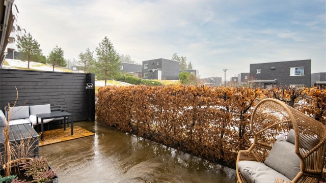 Velkommen til Marta Steinsviks vei 8C og denne flotte 2-roms leiligheten med stor uteplass og 2 garasjeplasser. Presentert av Christoffer S. Akerjordet og Krogsveen Nordstrand