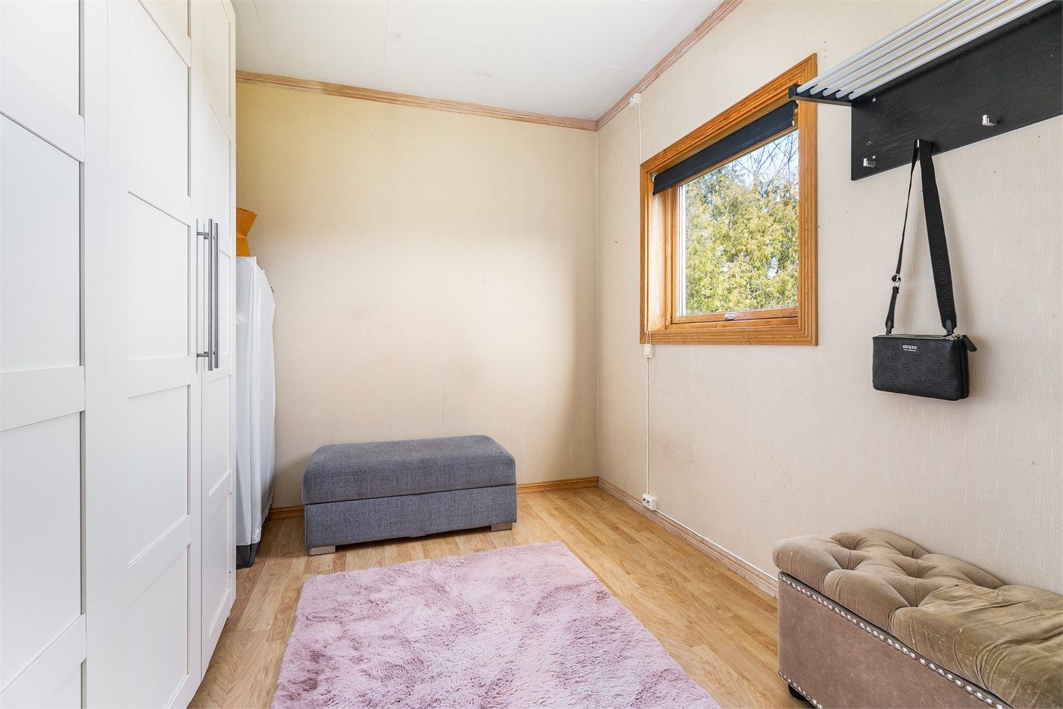 Dette rommet er tilknyttet entreen og benyttes i dag som walk-in closet, men er byggemeldt som kontor.