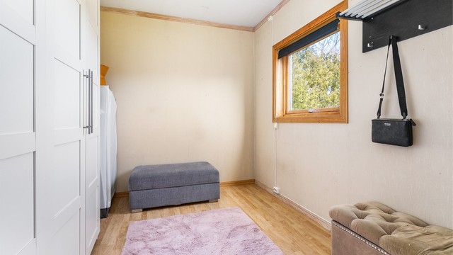 Dette rommet er tilknyttet entreen og benyttes i dag som walk-in closet, men er byggemeldt som kontor.