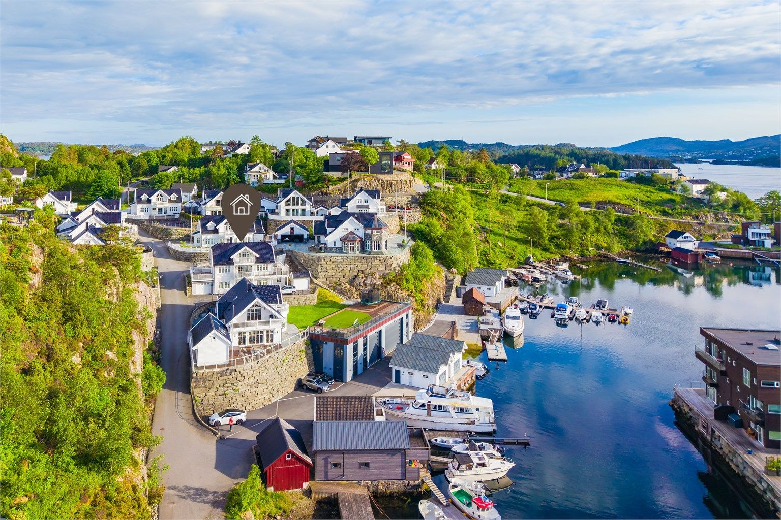 En bolig som kombinerer moderne komfort med en unik, maritim beliggenhet