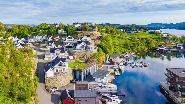 En bolig som kombinerer moderne komfort med en unik, maritim beliggenhet