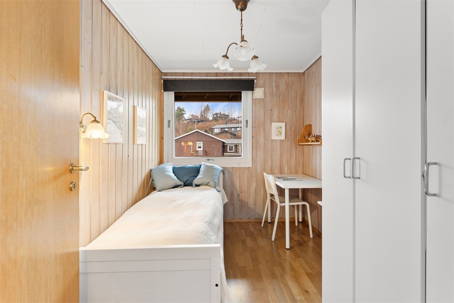 Det tredje soverommet har panel på veggene og parkett på gulvet.