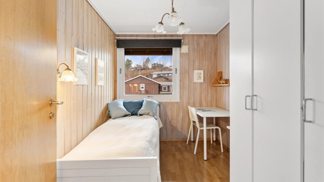 Det tredje soverommet har panel på veggene og parkett på gulvet.