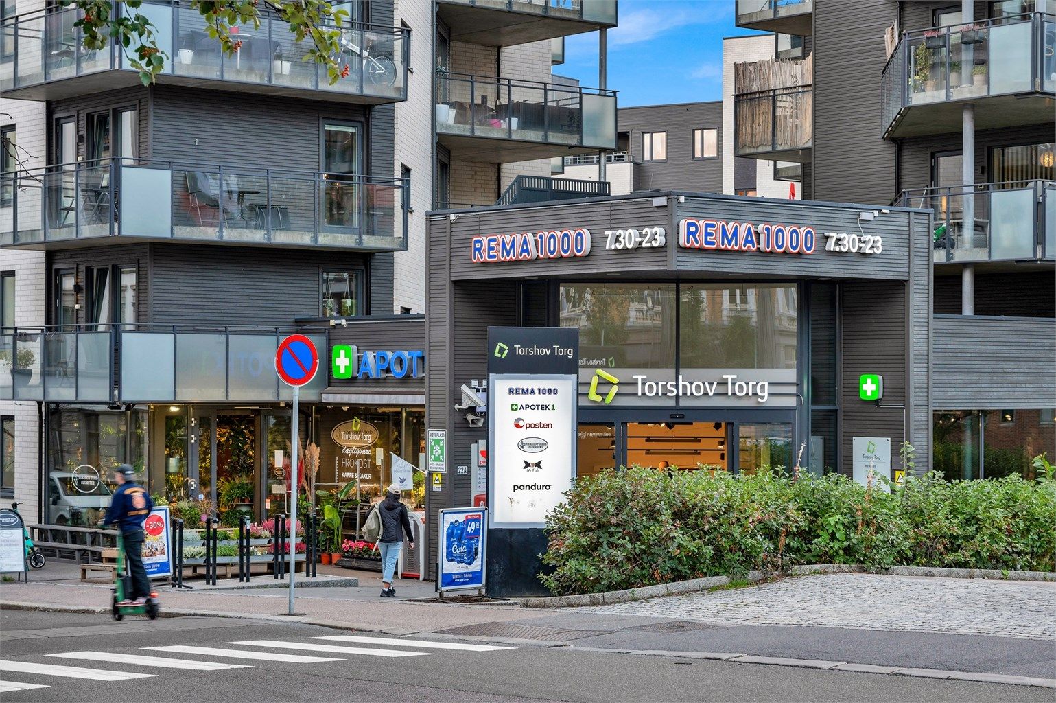 Gode handlemuligheter med butikker Rema 1000 på Torshov torg, Kiwi, Coop Extra, diverse andre grønnsaksbutikker og slakter Strøm-Larsen, samt døgnåpne Deli de Luca og 7-Eleven. Søndagsåpne butikker som Bunnpris og Joker ved Ringnes park.