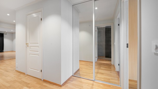 Gangen er utstyrt med garderobeskap med skyvedører og speil. Boligen har i tillegg en tilhørende innvendig bod som gir gode lagringsmuligheter.