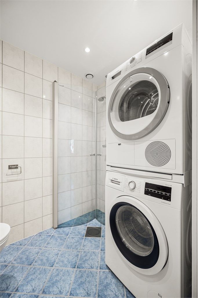 Badet har et praktisk opplegg for vaskesøyle.