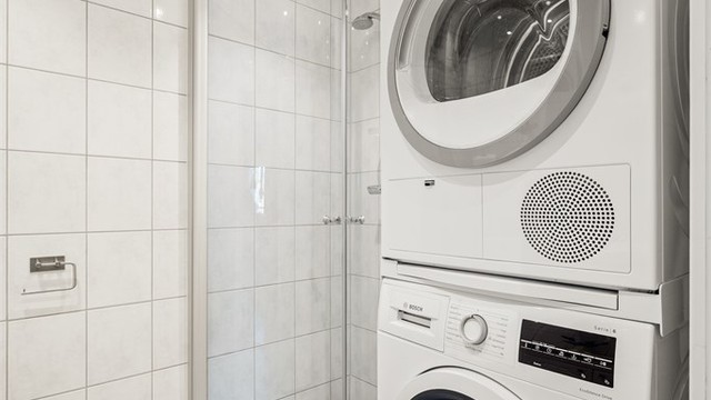 Badet har et praktisk opplegg for vaskesøyle.