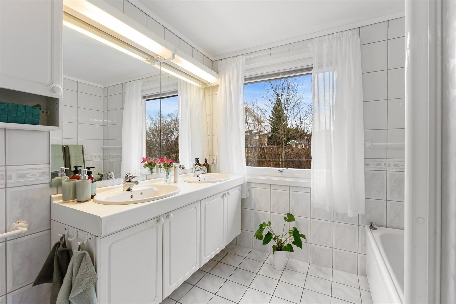 Badet i andre etasje er fra 1996 og har en dobbel servantinnredning.