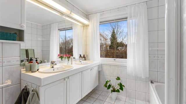 Badet i andre etasje er fra 1996 og har en dobbel servantinnredning.