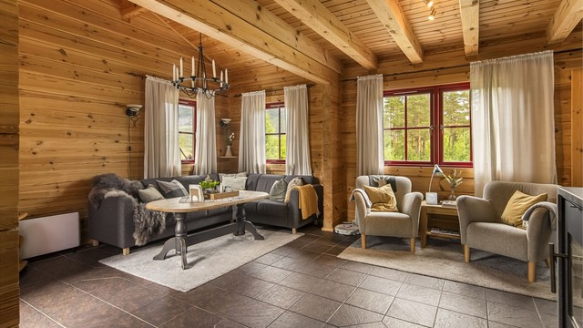 Stuen har god plass til en romslig sofagruppe.