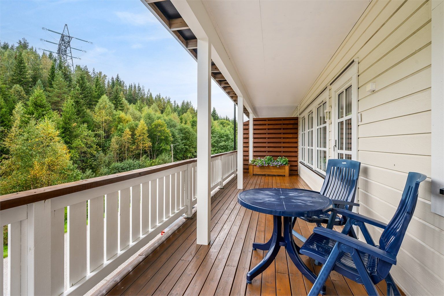 Solrik balkong med utsikt mot marka