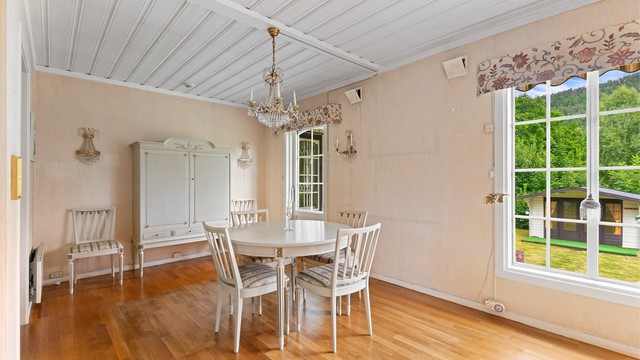 Spisestuedelen av stuen, med god plass for selskapelighet.
