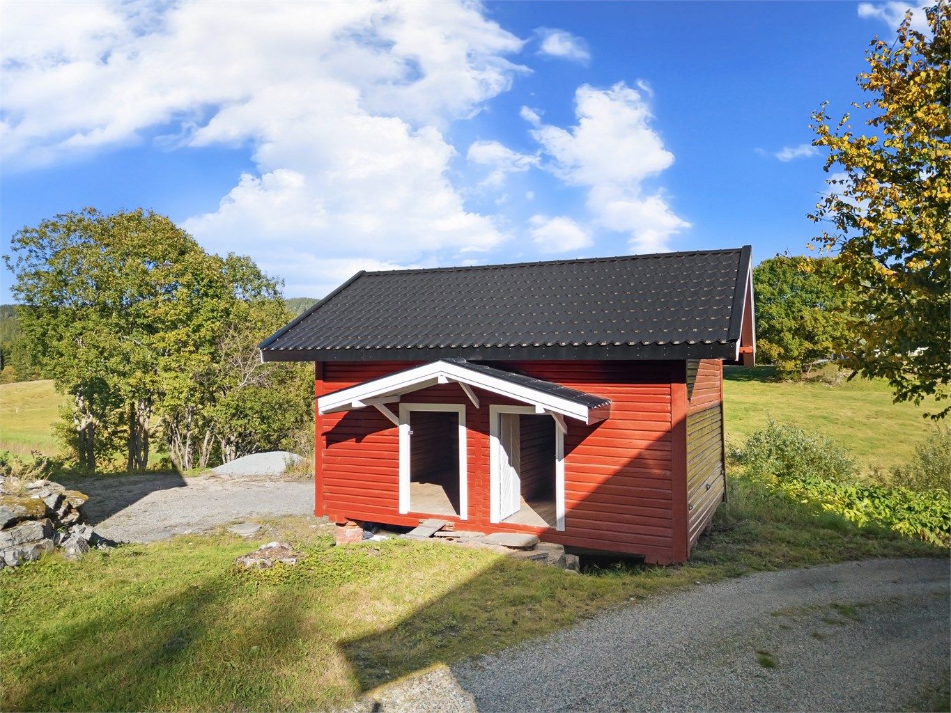 Frittstående stabbur oppført i tømmer, innredet med to boder og loft for ekstra lagringsplass.