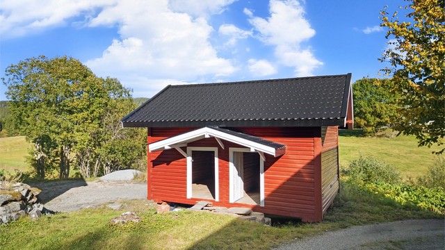 Frittstående stabbur oppført i tømmer, innredet med to boder og loft for ekstra lagringsplass.