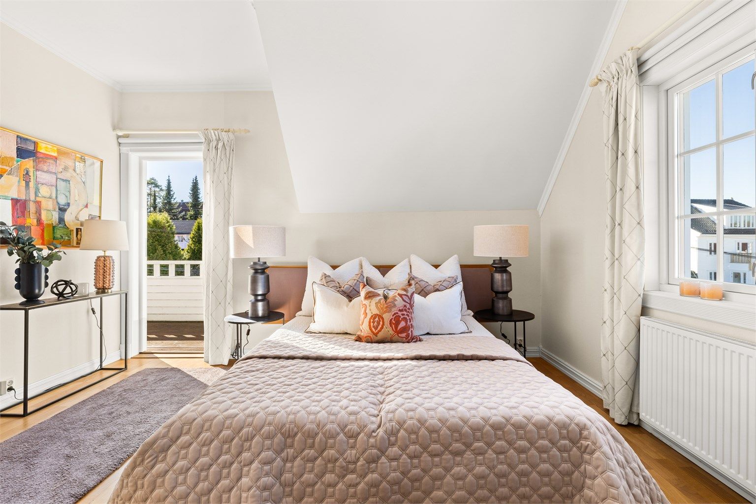 Soverom 1 med utgang til vestvendt veranda