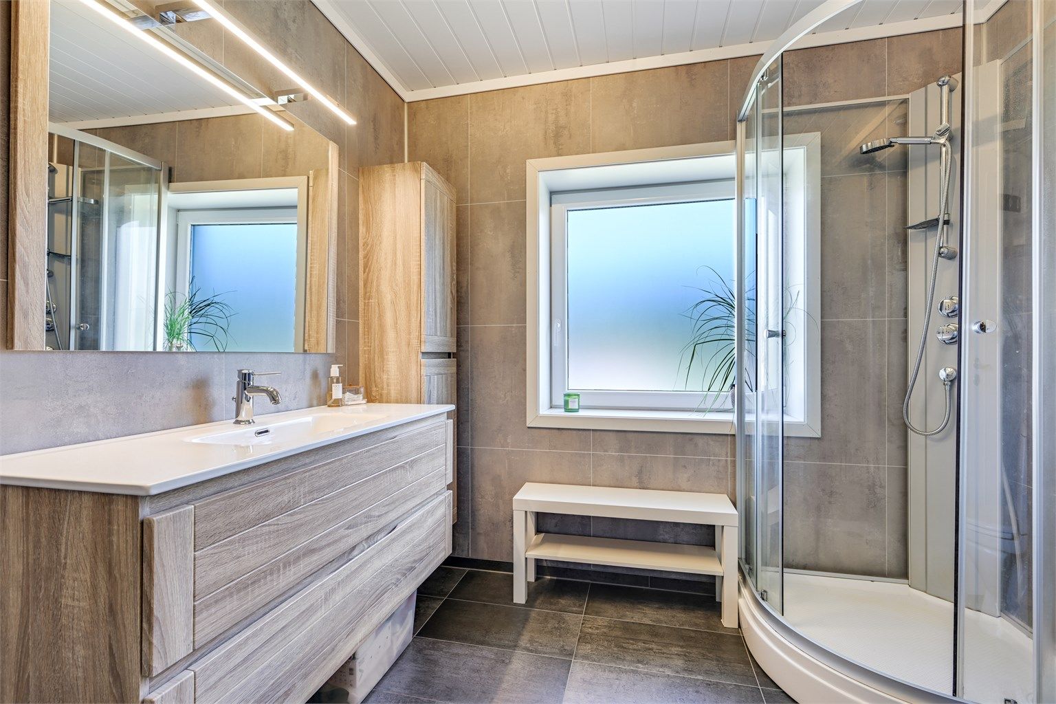 Badet i første etasje ble oppgradert i 2020 med fliser og baderomsplater.