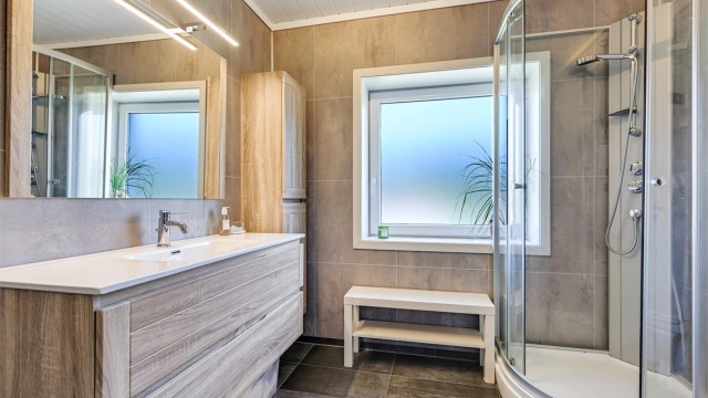Badet i første etasje ble oppgradert i 2020 med fliser og baderomsplater.